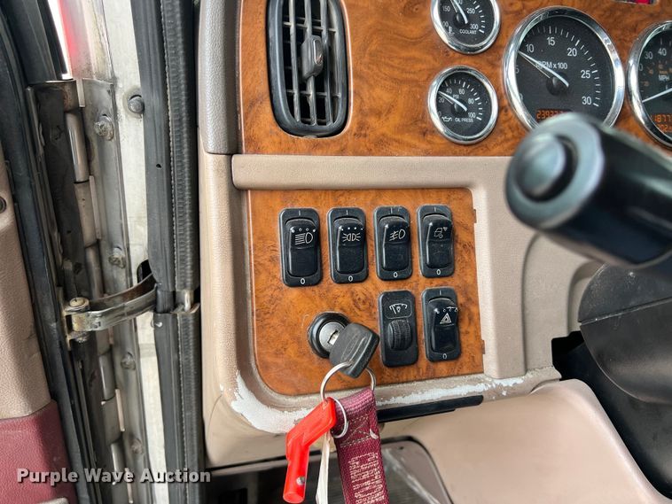 image for item DS3012 2009 Peterbilt  386 semi truck