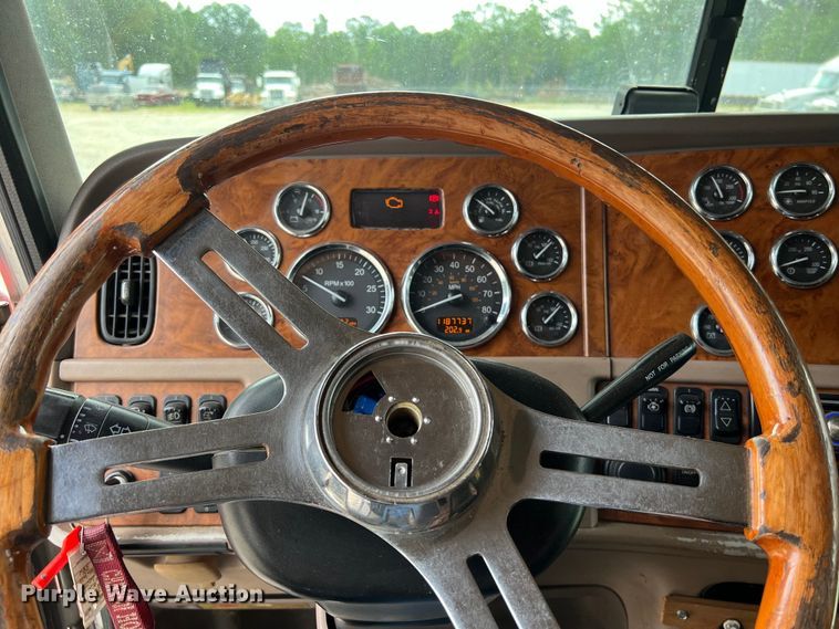 image for item DS3012 2009 Peterbilt  386 semi truck