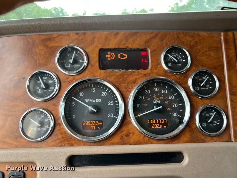 image for item DS3012 2009 Peterbilt  386 semi truck