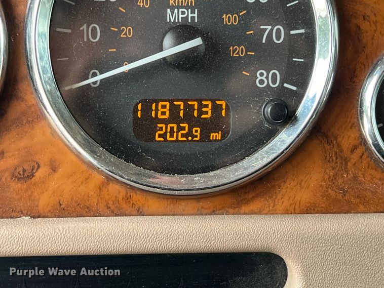 image for item DS3012 2009 Peterbilt  386 semi truck