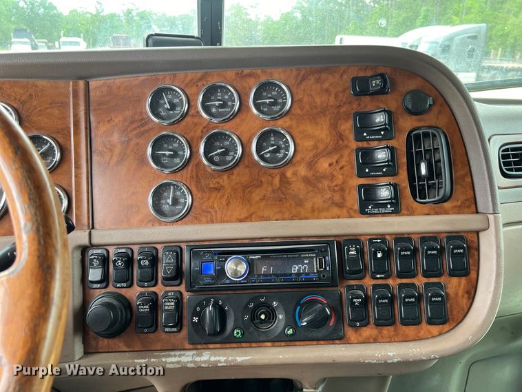 image for item DS3012 2009 Peterbilt  386 semi truck