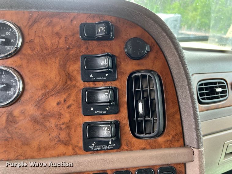 image for item DS3012 2009 Peterbilt  386 semi truck