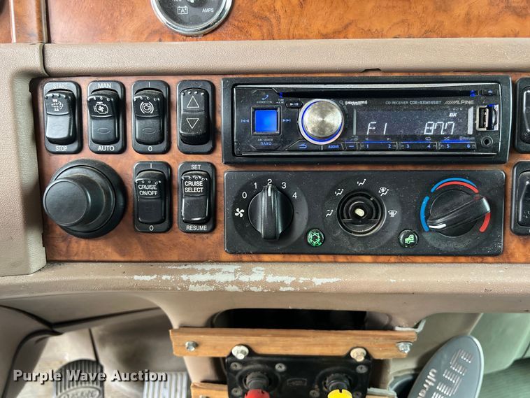 image for item DS3012 2009 Peterbilt  386 semi truck