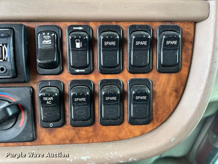 image for item DS3012 2009 Peterbilt  386 semi truck