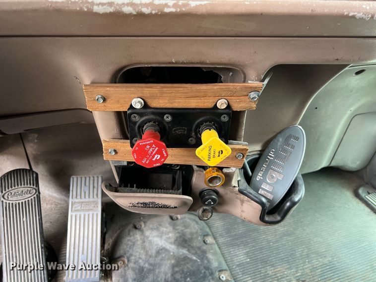 image for item DS3012 2009 Peterbilt  386 semi truck