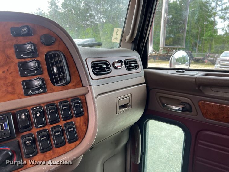 image for item DS3012 2009 Peterbilt  386 semi truck