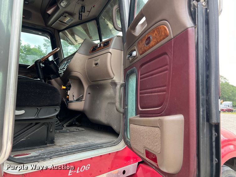 image for item DS3012 2009 Peterbilt  386 semi truck