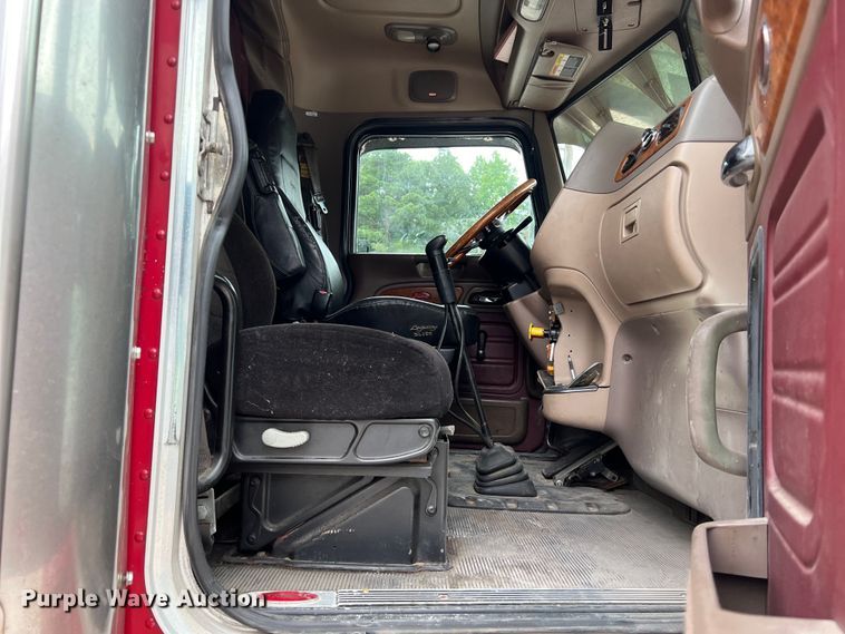 image for item DS3012 2009 Peterbilt  386 semi truck