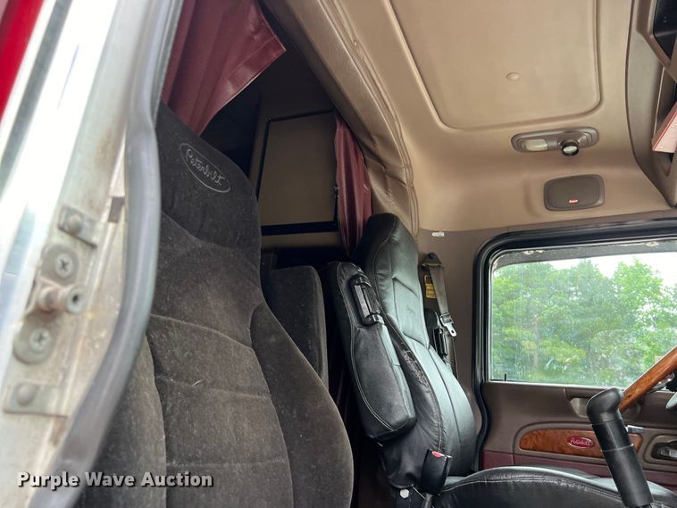 image for item DS3012 2009 Peterbilt  386 semi truck