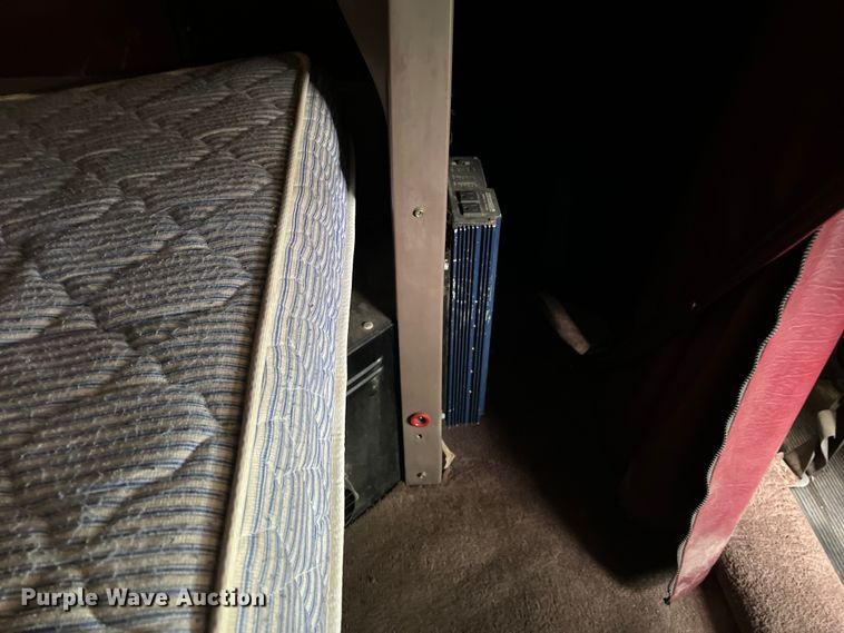 image for item DS3012 2009 Peterbilt  386 semi truck