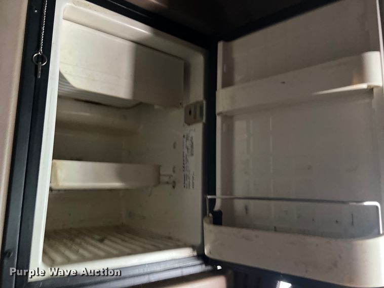 image for item DS3012 2009 Peterbilt  386 semi truck