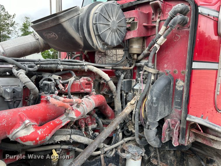 image for item DS3012 2009 Peterbilt  386 semi truck