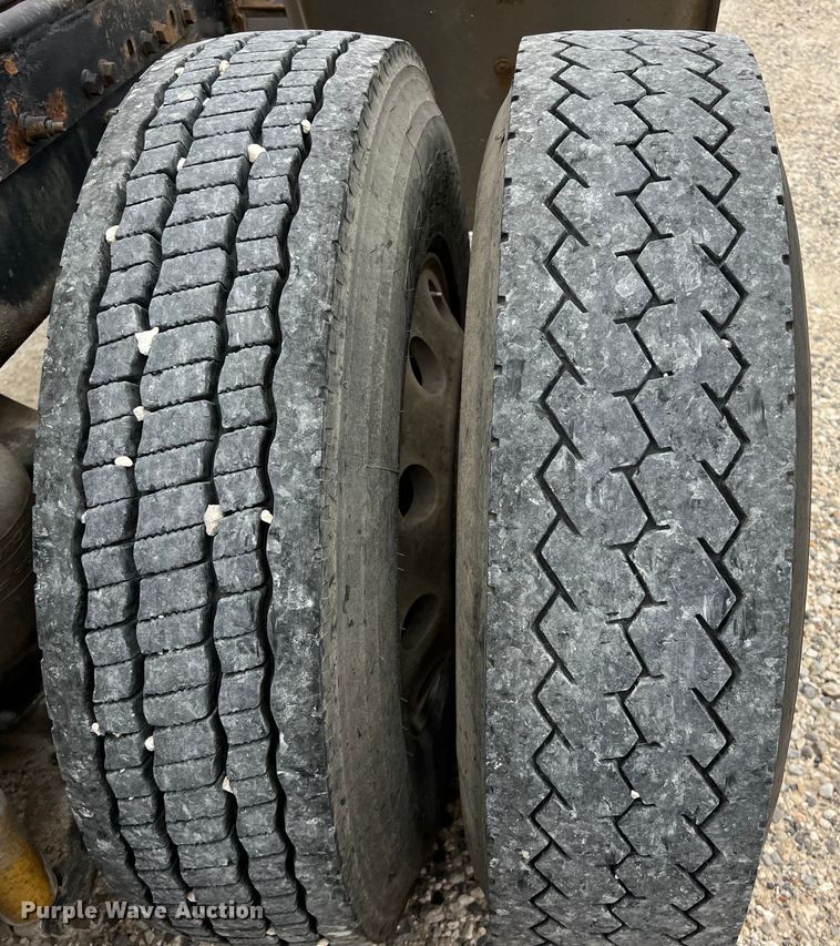 image for item DS3012 2009 Peterbilt  386 semi truck