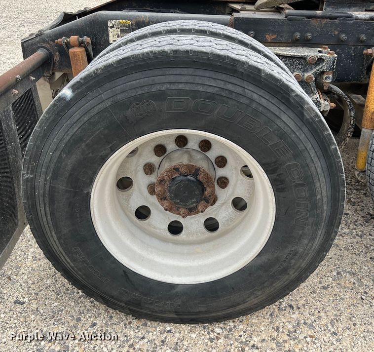 image for item DS3012 2009 Peterbilt  386 semi truck