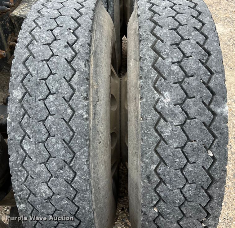 image for item DS3012 2009 Peterbilt  386 semi truck