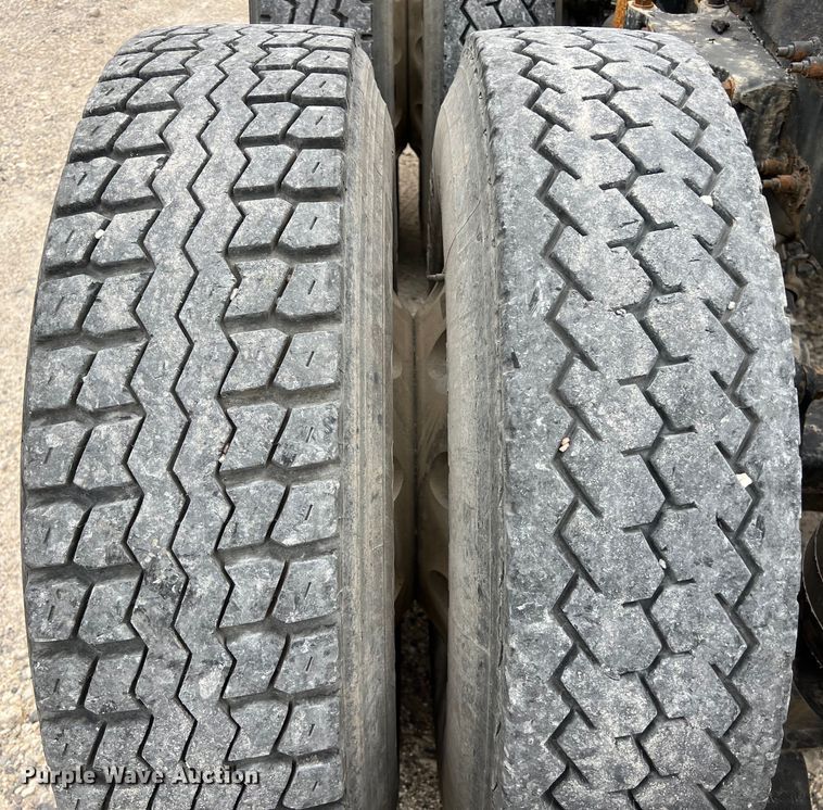 image for item DS3012 2009 Peterbilt  386 semi truck