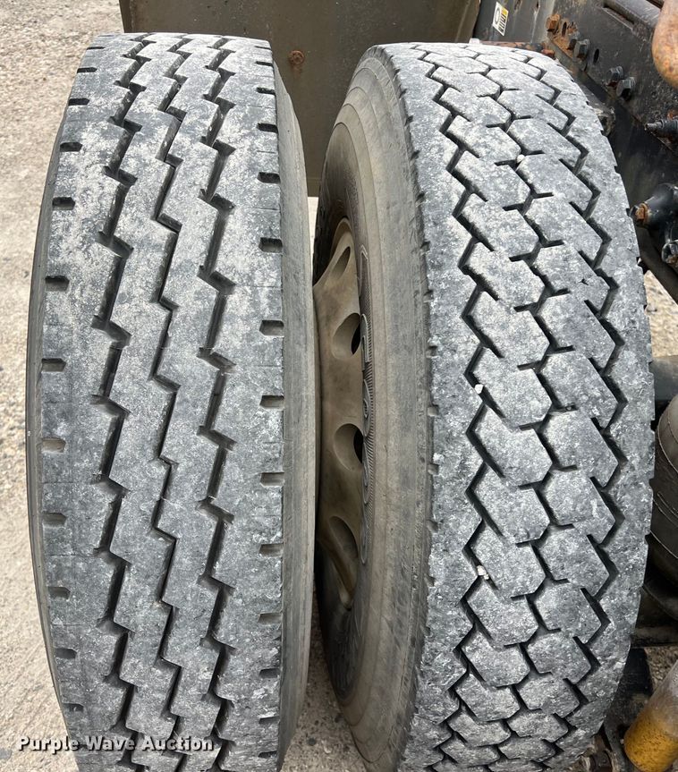 image for item DS3012 2009 Peterbilt  386 semi truck