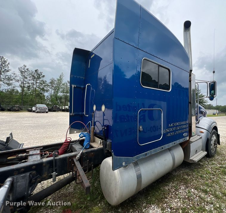 image for item DS3013 2008 Peterbilt  386 semi truck