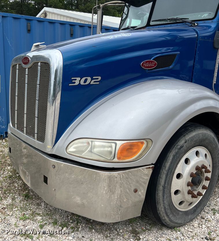 image for item DS3013 2008 Peterbilt  386 semi truck
