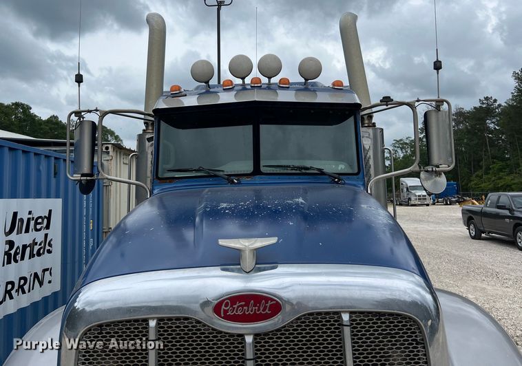 image for item DS3013 2008 Peterbilt  386 semi truck