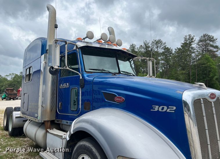 image for item DS3013 2008 Peterbilt  386 semi truck