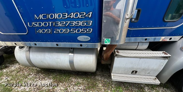 image for item DS3013 2008 Peterbilt  386 semi truck