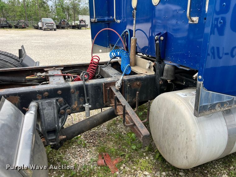 image for item DS3013 2008 Peterbilt  386 semi truck