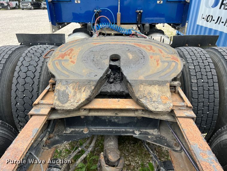 image for item DS3013 2008 Peterbilt  386 semi truck