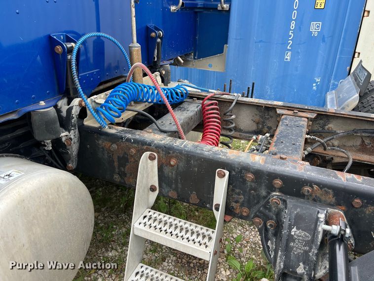 image for item DS3013 2008 Peterbilt  386 semi truck