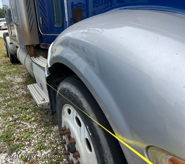 image for item DS3013 2008 Peterbilt  386 semi truck
