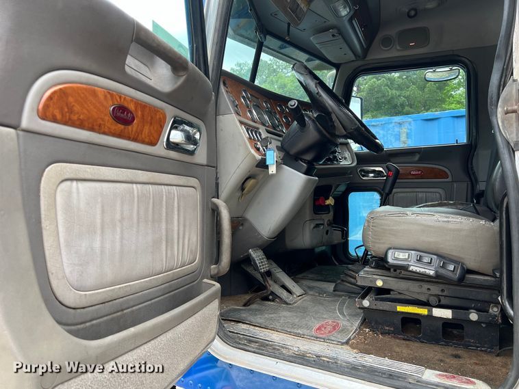 image for item DS3013 2008 Peterbilt  386 semi truck