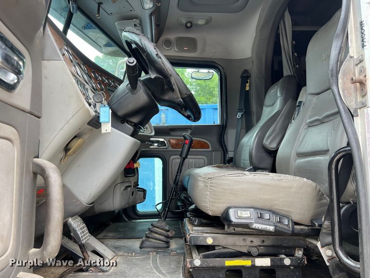 image for item DS3013 2008 Peterbilt  386 semi truck