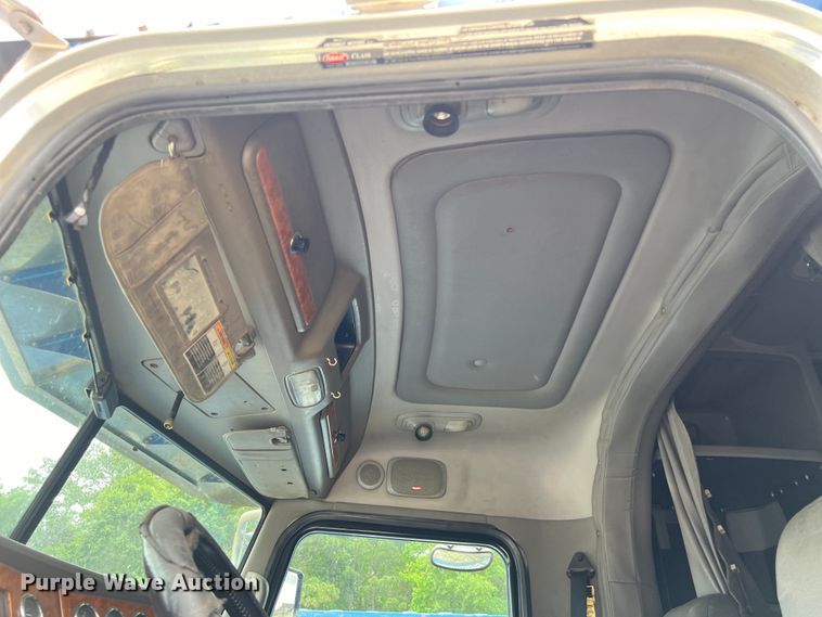image for item DS3013 2008 Peterbilt  386 semi truck