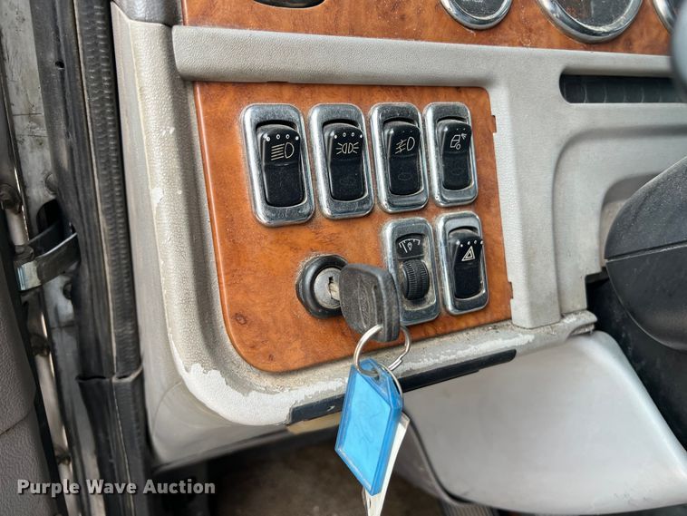 image for item DS3013 2008 Peterbilt  386 semi truck