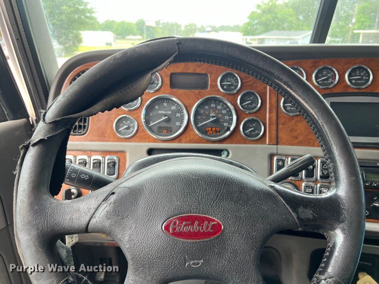 image for item DS3013 2008 Peterbilt  386 semi truck