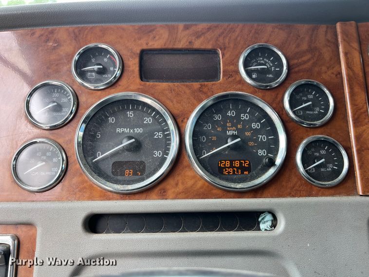 image for item DS3013 2008 Peterbilt  386 semi truck