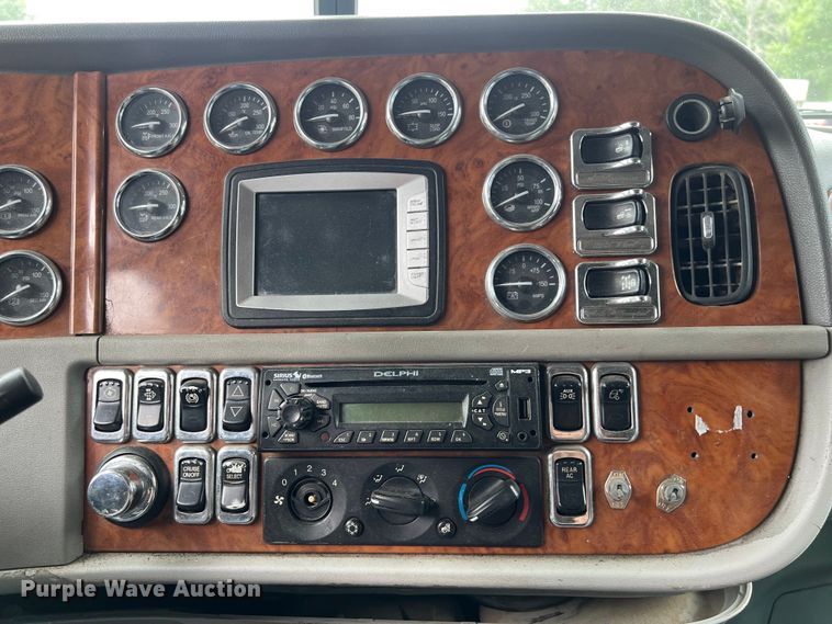 image for item DS3013 2008 Peterbilt  386 semi truck