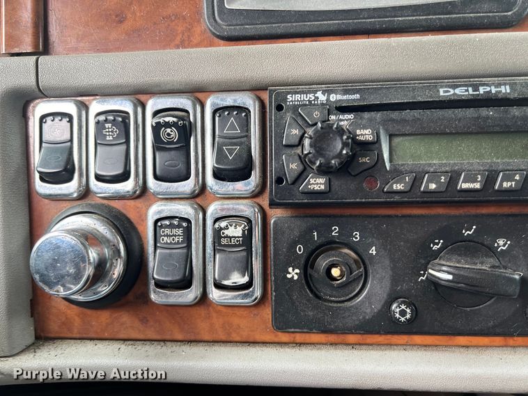 image for item DS3013 2008 Peterbilt  386 semi truck