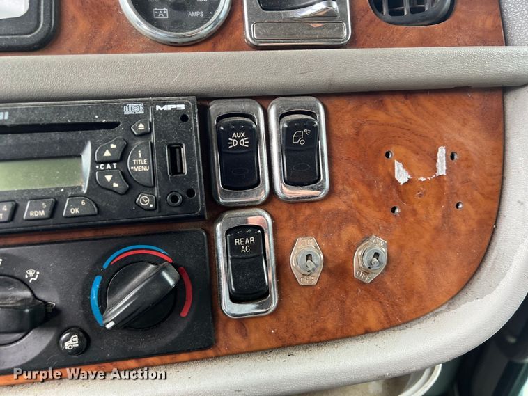 image for item DS3013 2008 Peterbilt  386 semi truck