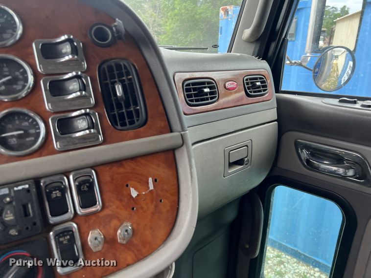 image for item DS3013 2008 Peterbilt  386 semi truck