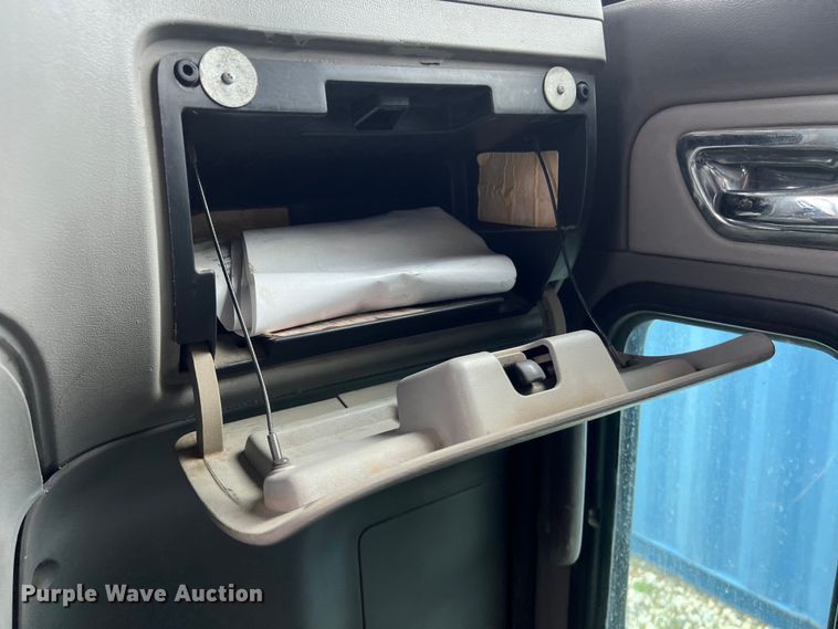 image for item DS3013 2008 Peterbilt  386 semi truck