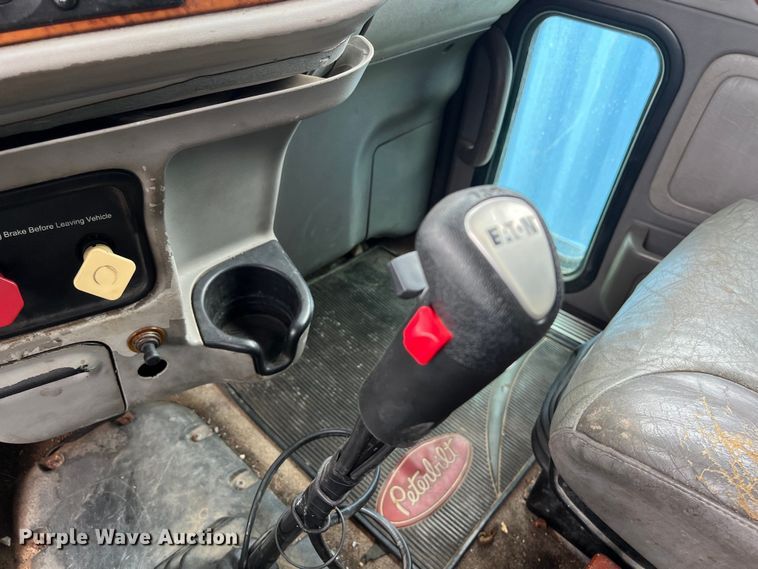 image for item DS3013 2008 Peterbilt  386 semi truck