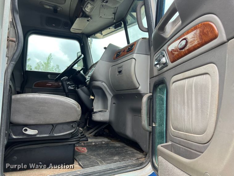 image for item DS3013 2008 Peterbilt  386 semi truck