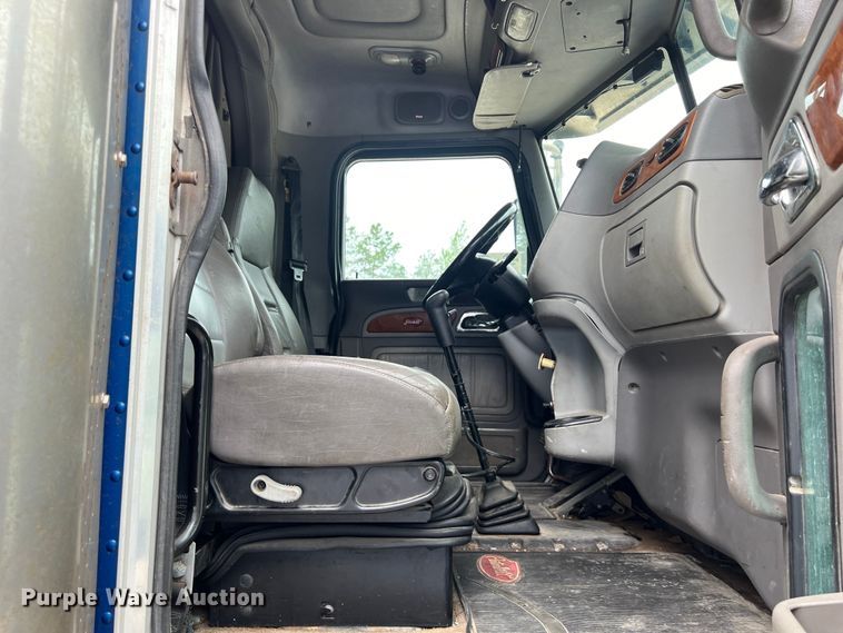 image for item DS3013 2008 Peterbilt  386 semi truck