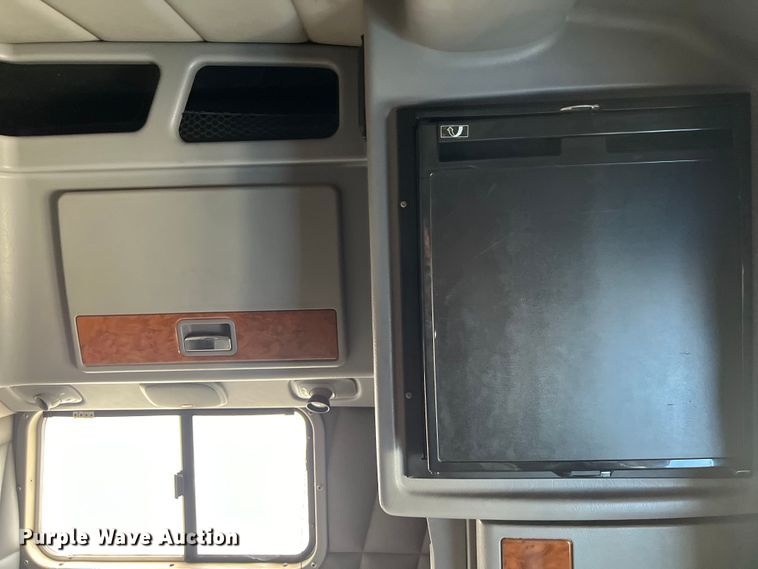 image for item DS3013 2008 Peterbilt  386 semi truck