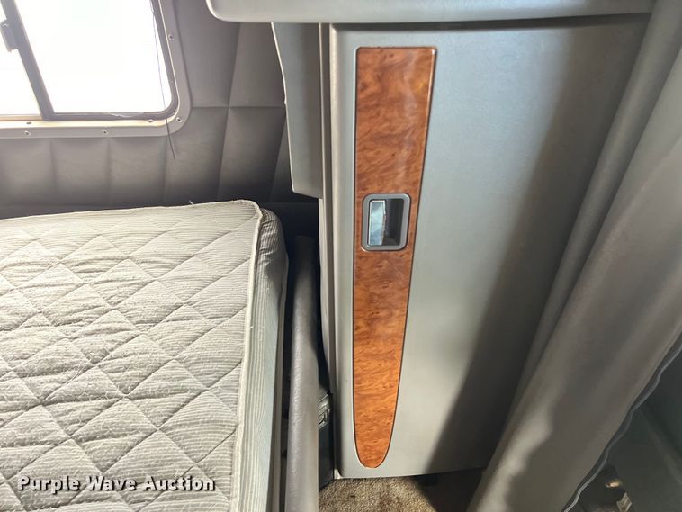 image for item DS3013 2008 Peterbilt  386 semi truck