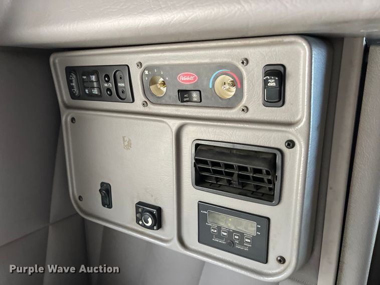 image for item DS3013 2008 Peterbilt  386 semi truck