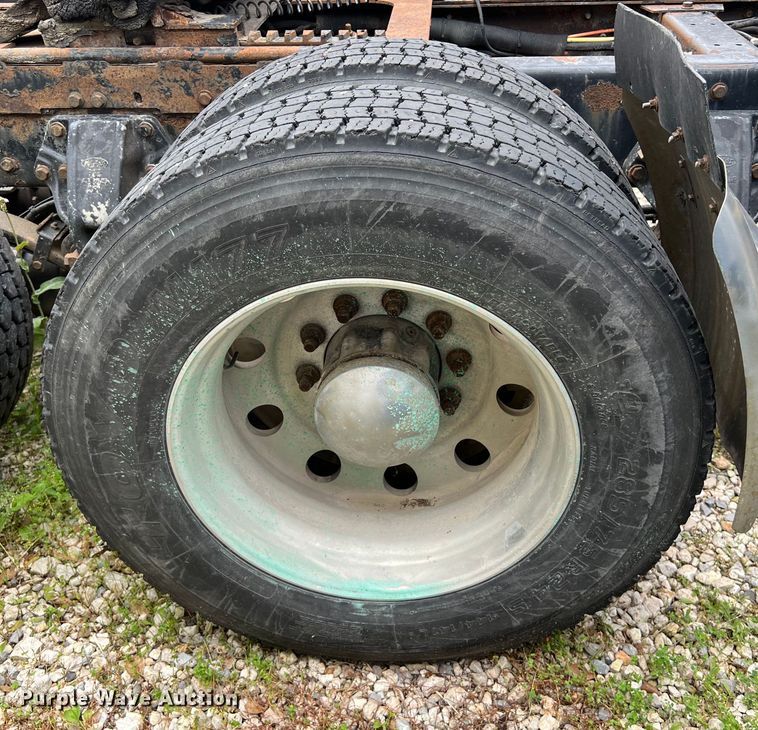 image for item DS3013 2008 Peterbilt  386 semi truck