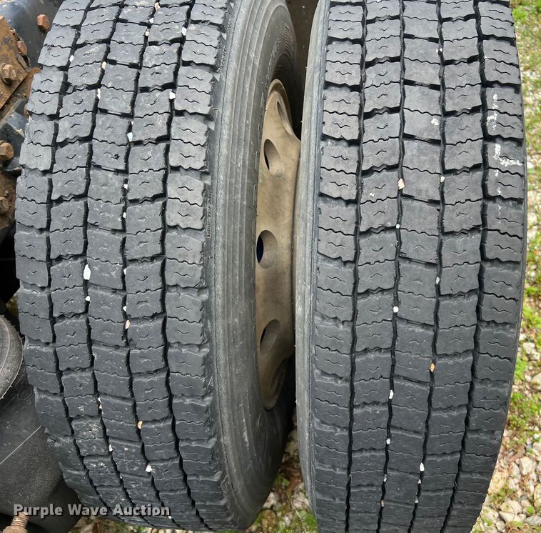 image for item DS3013 2008 Peterbilt  386 semi truck