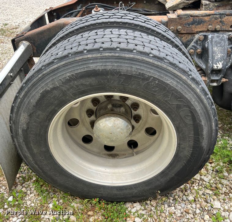 image for item DS3013 2008 Peterbilt  386 semi truck